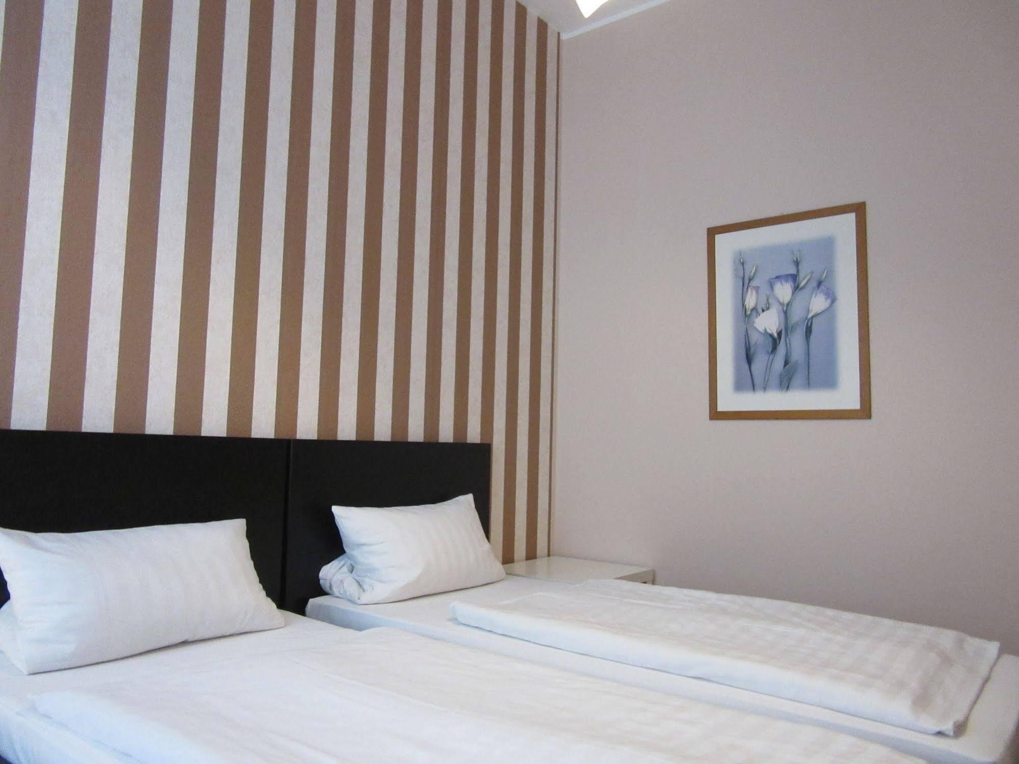 Hotel-Pension Charlottenburg Berlin Bagian luar foto